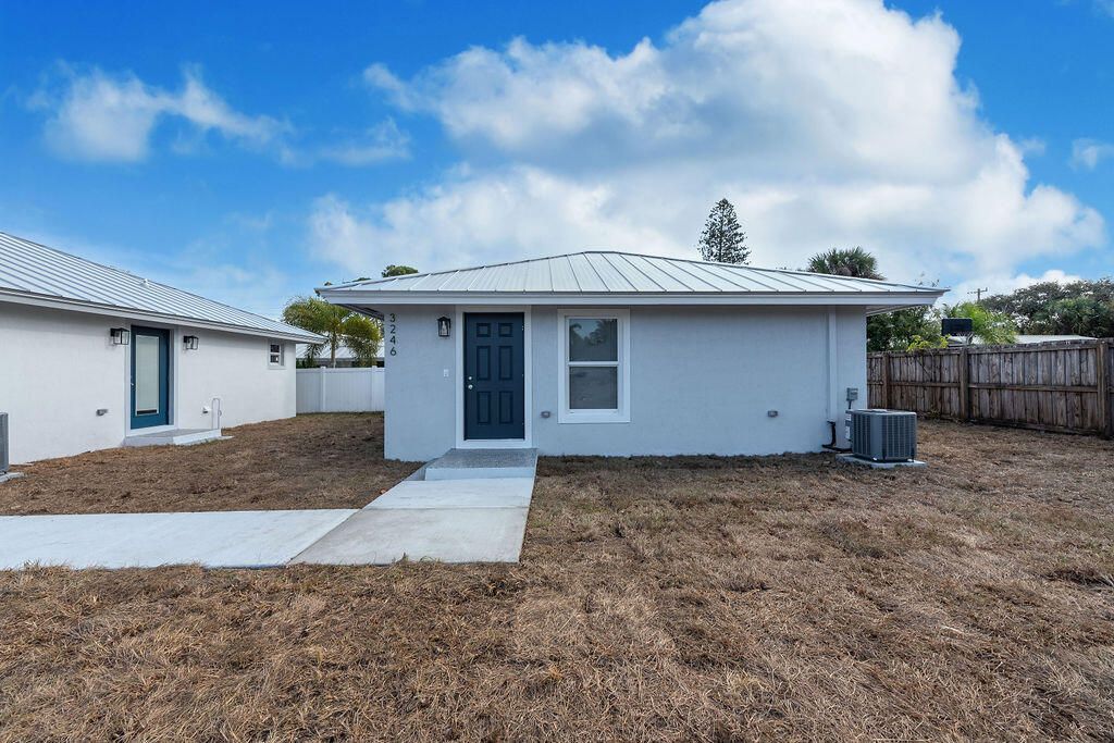 Photo of 3246 SE Jefferson Street, Stuart, FL 34997 (MLS # R11157362)