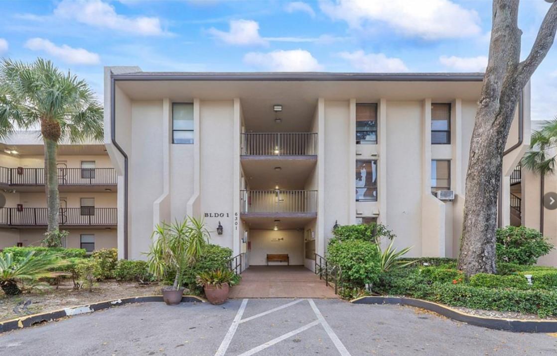 Tamarac condo for rent. ALL AGE WELCOME....Spacious 2-bedroom, 2-bathroom over view golf court view. newer kitchen and update bathroom, wood flooring. SS appliances. located in an all-ages building. close to shopping, bus, everything you need. community pool, need condo application and approval. ALL age welcome