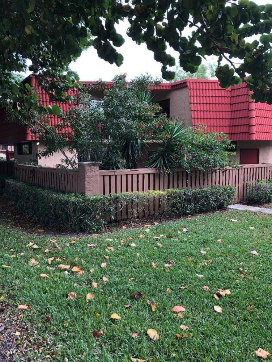 BEAUTIFUL BOCA TOWNHOUSE LOCATED IN THE BANYAN LAKES COMMUNITY. COMMUNITY POOL, PLAYGROUND, TENNIS COURT, FITNESS ROOM & MUCH MORE. THIS ELEGANT COMMUNITY IS LOCATED IN THE HEART OF BOCA RATON AND CONVENIENTLY NEAR ''A'' RATED SCHOOLS, TURNPIKE, TOWN CENTER MALL. FAMILY ORIENTED and QUIET NEIGHBORHOOD.