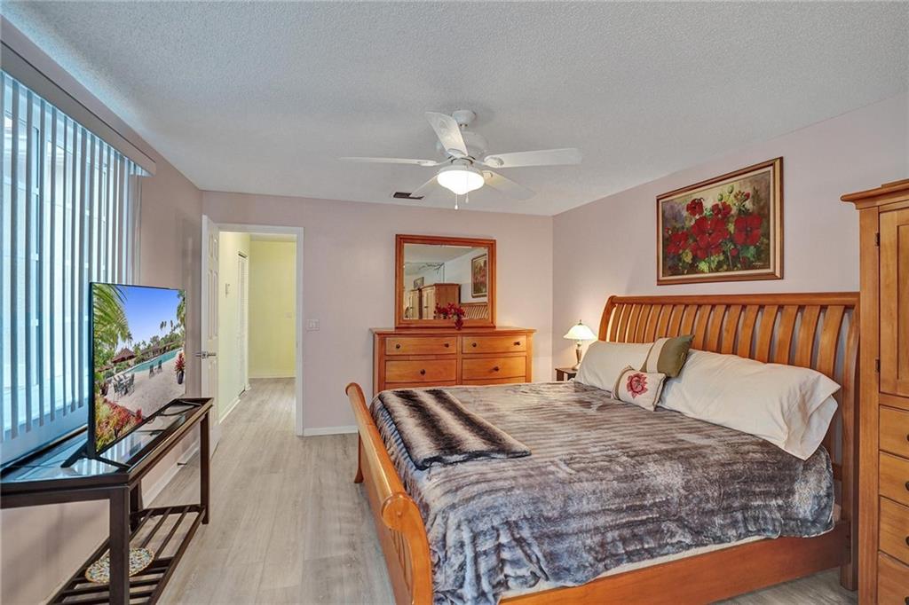 EMBASSY LAKES - Residential