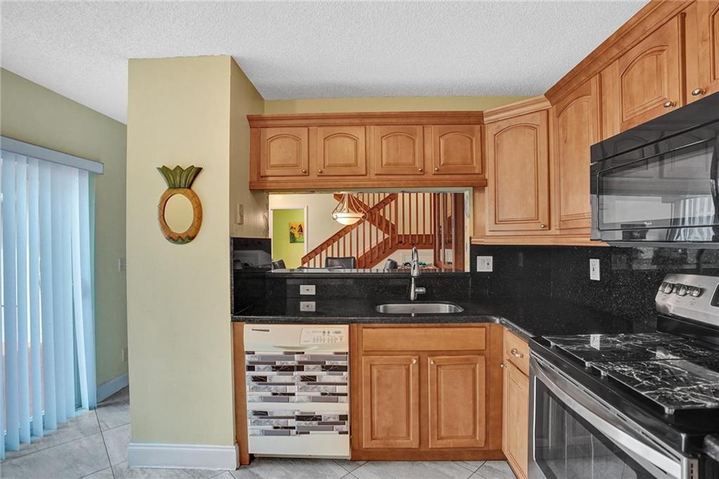 EMBASSY LAKES - Residential