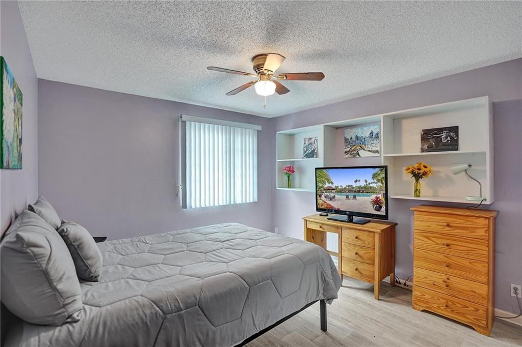 EMBASSY LAKES - Residential