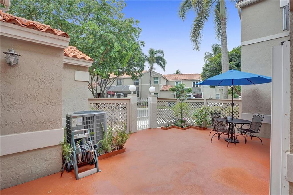 EMBASSY LAKES - Residential