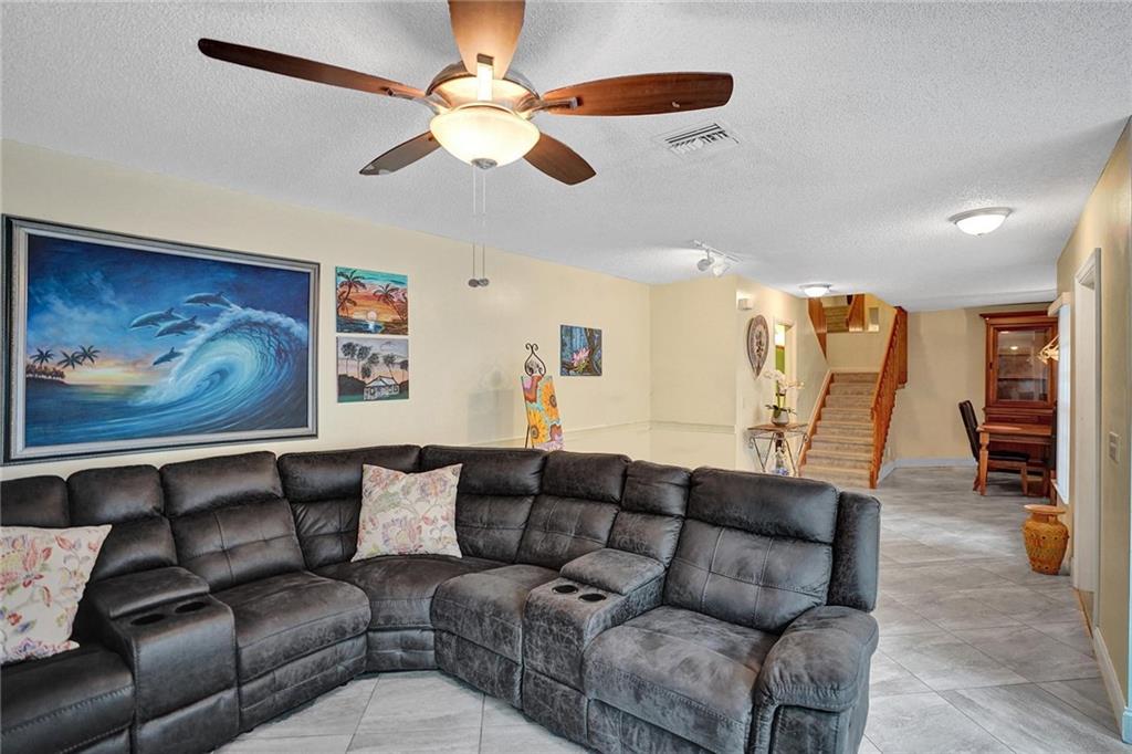 EMBASSY LAKES - Residential