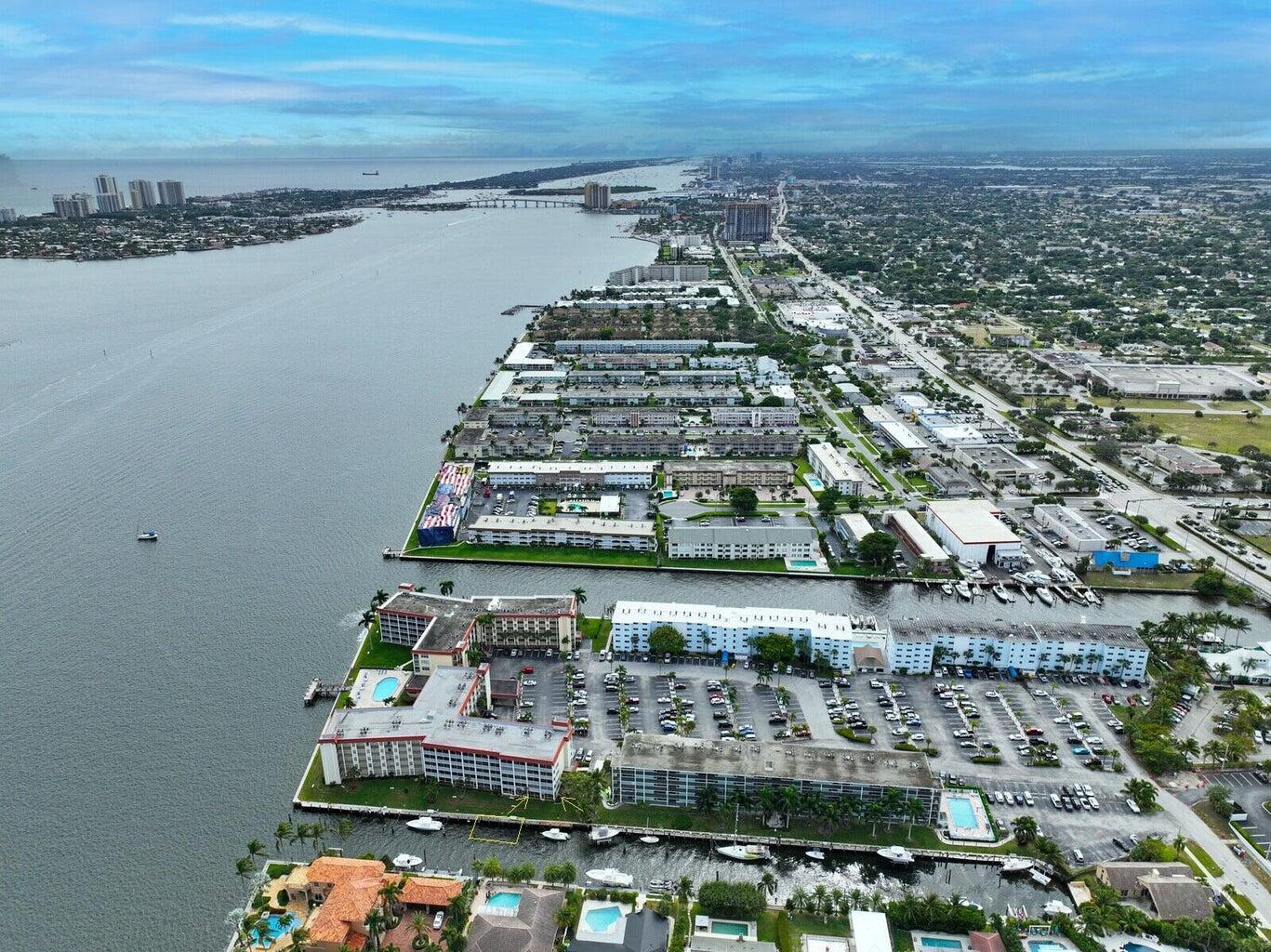 105 Paradise Harbour Boulevard 112