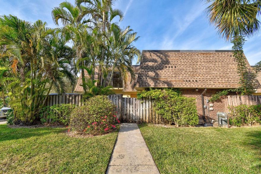 Super nice and spacious townhouse available in Delray Beach. Large privacy fenced patio area. Community amenities include clubhouse, pool, fitness room, tennis courts, and abundance of guest parking. Delray Oaks West is situated in a prime location with convenient access to I-95, the beach, Atlantic Ave. night life, shopping, and A-Rated Schools.