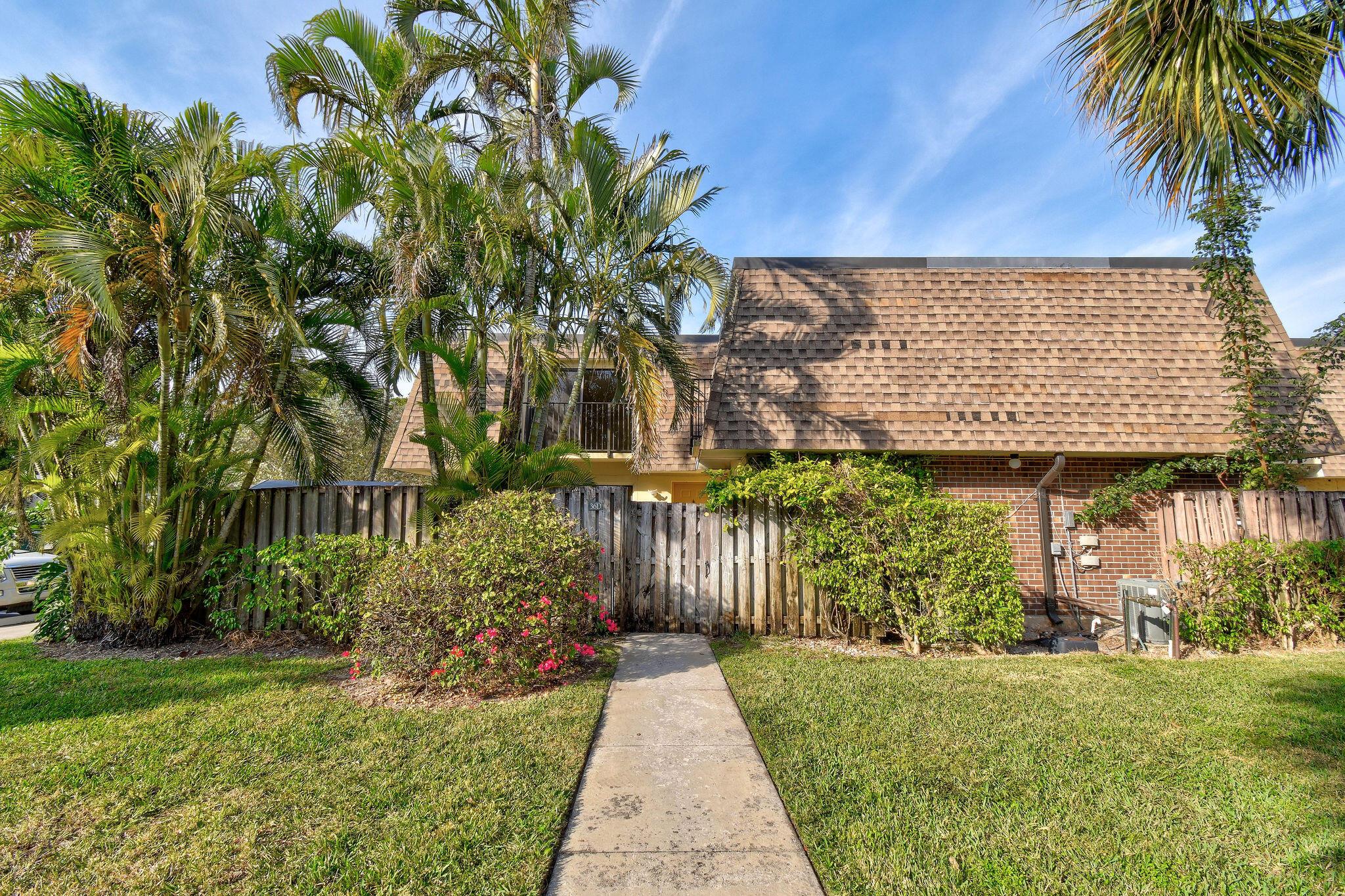 Super nice and spacious townhouse available in Delray Beach. Large privacy fenced patio area. Community amenities include clubhouse, pool, fitness room, tennis courts, and abundance of guest parking. Delray Oaks West is situated in a prime location with convenient access to I-95, the beach, Atlantic Ave. night life, shopping, and A-Rated Schools.