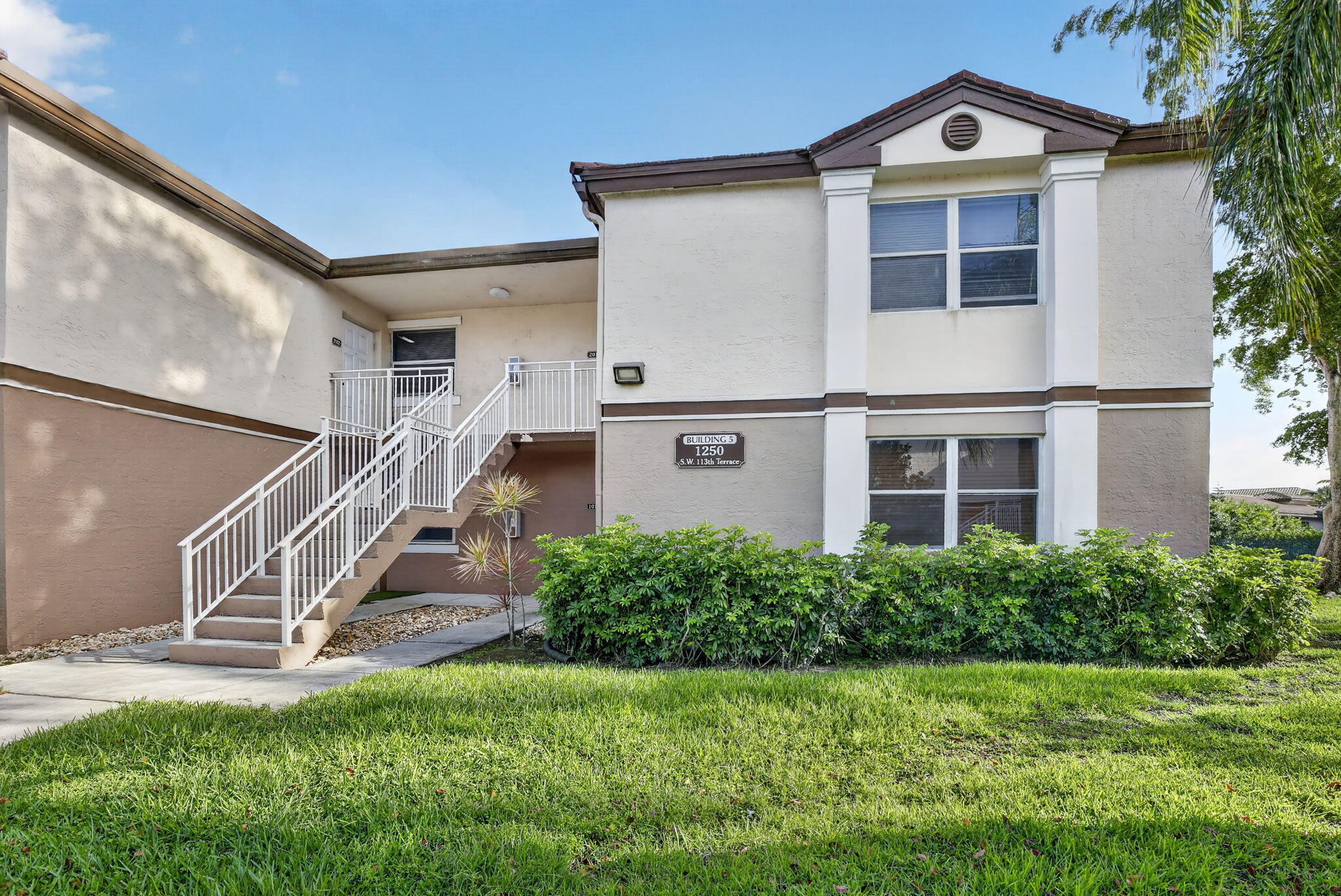 CLUB QUARTERS AT RAINTREE - Residential