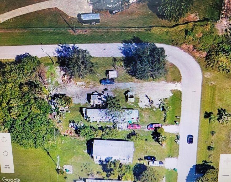 The property is a 5-minute drive from the Peace River Botanical & Sculpture Gardens , The gardens are a 27-acre sanctuary that blends Florida's native flora, world-class sculptures, and modern art with five unique ecosystems including marshlands and mangroves