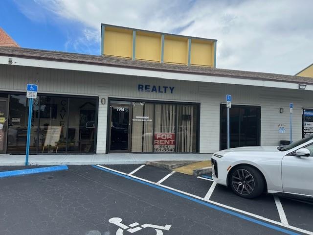 OFFICE SPACE OR RETAIL GOOD FOR DRUG STORE 1500 SQ FEET WAS A REALESTATE OFFICE WILL BE AVAILABLE OCT 1 2025