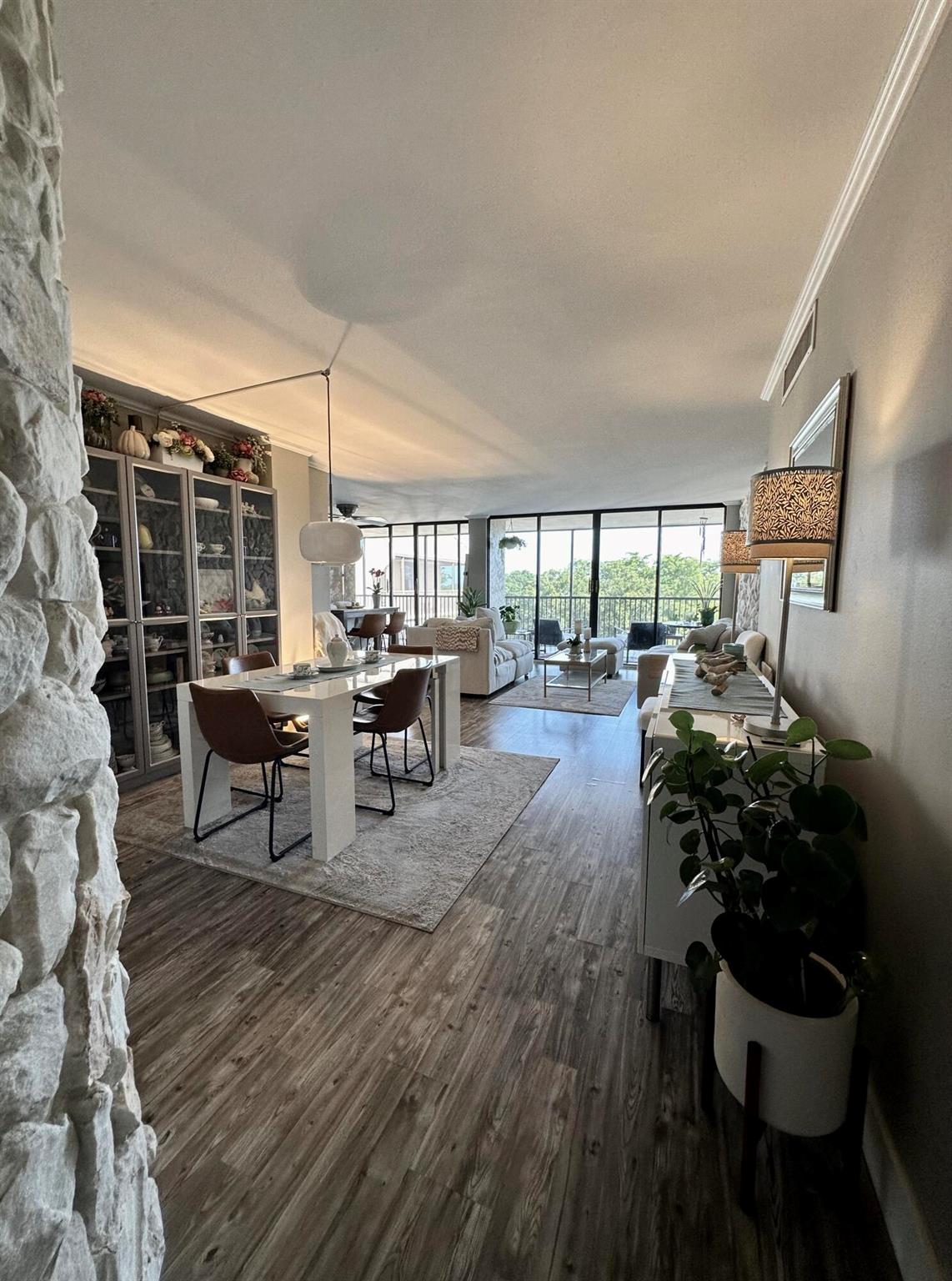 2816 N 46th Avenue J682