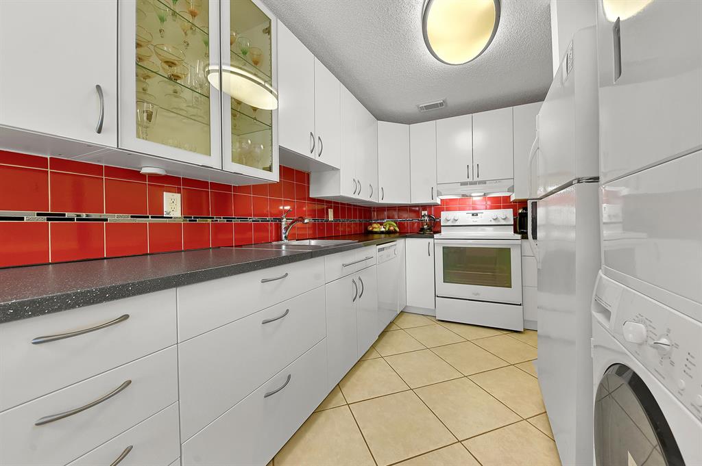 PALM GREENS AT VILLA DEL RAY CONDO I - Residential