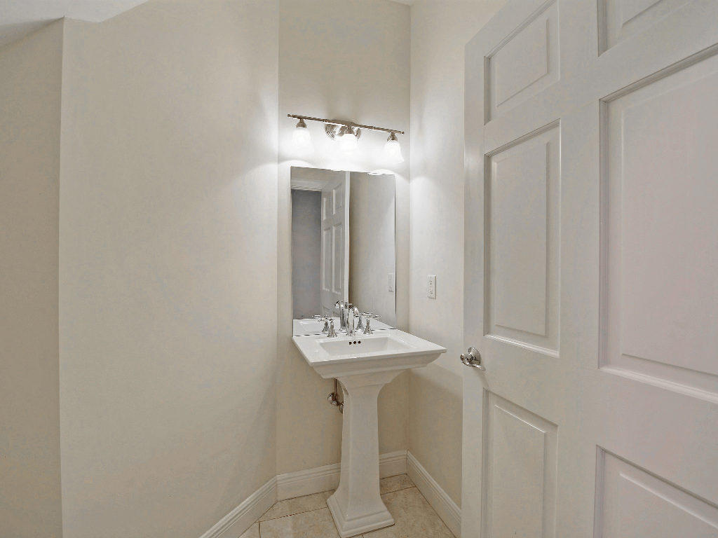 BOULEVARD VILLAGE & TENNIS CLUB - Residential Lease