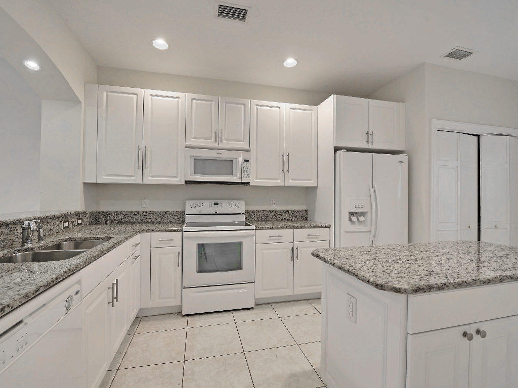 BOULEVARD VILLAGE & TENNIS CLUB - Residential Lease