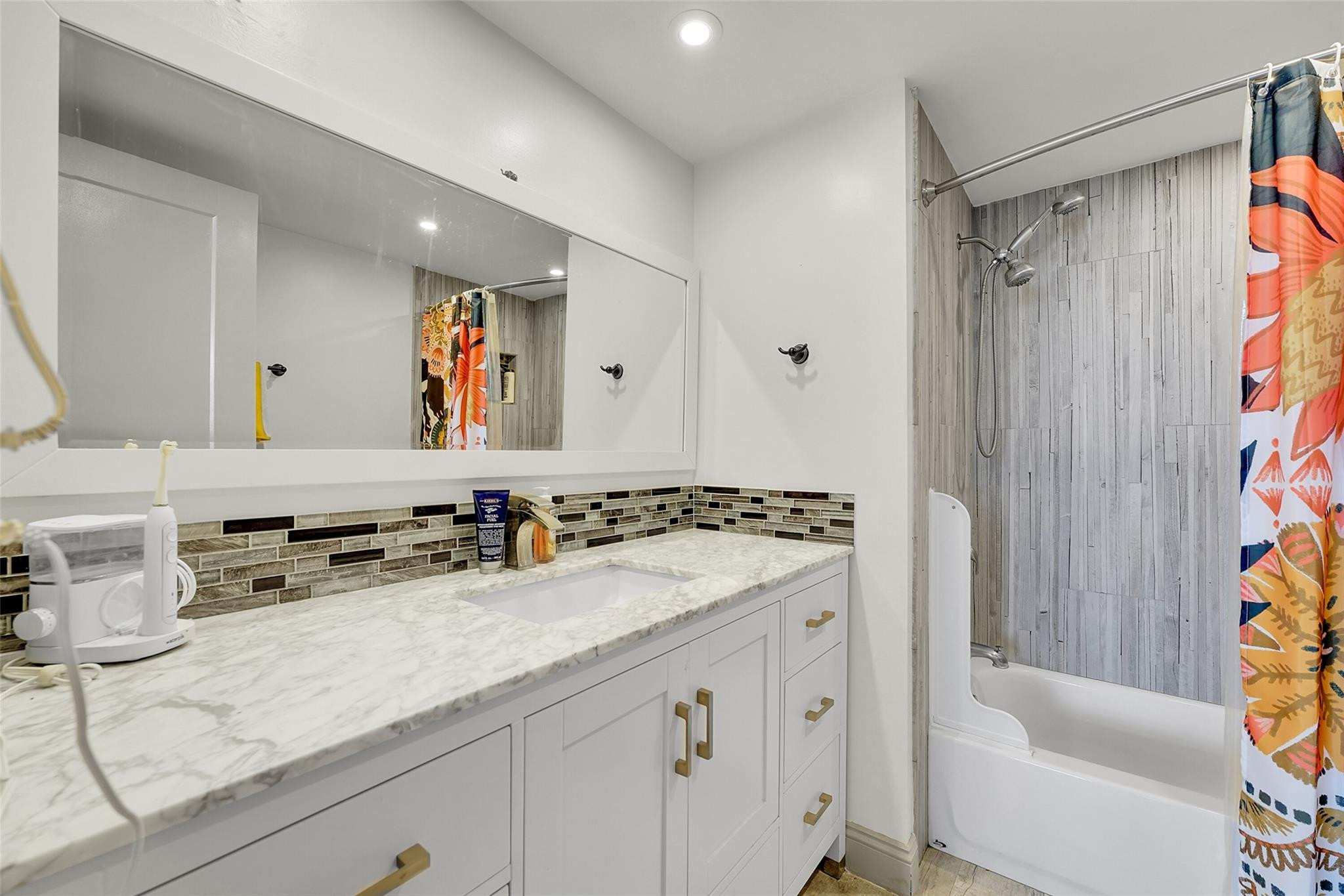 VANTAGE VIEW CONDO - Residential Lease