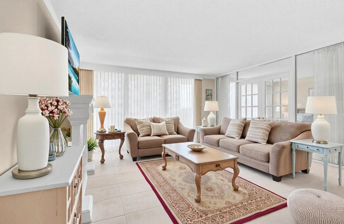 3460 S Ocean Boulevard 314, Palm Beach, FL, 33480/$565,000 2 3460 S Ocean Boulevard 314