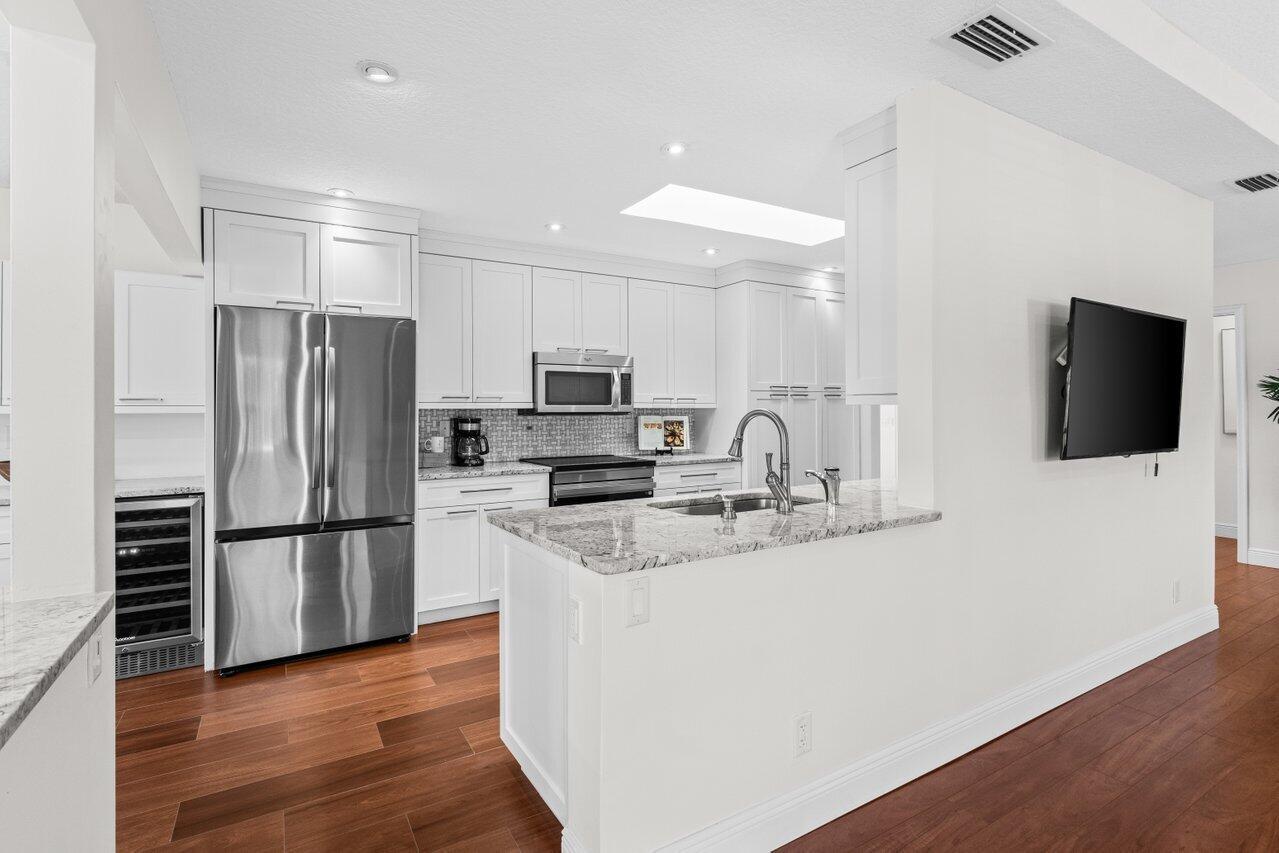 EASTPOINTE COUNTRY CLUB 8 - Residential Lease