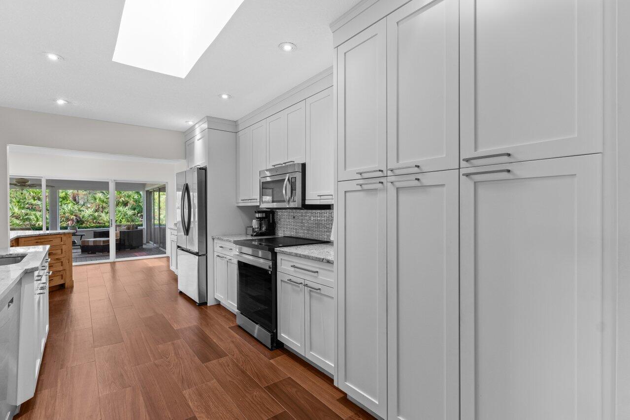 EASTPOINTE COUNTRY CLUB 8 - Residential Lease