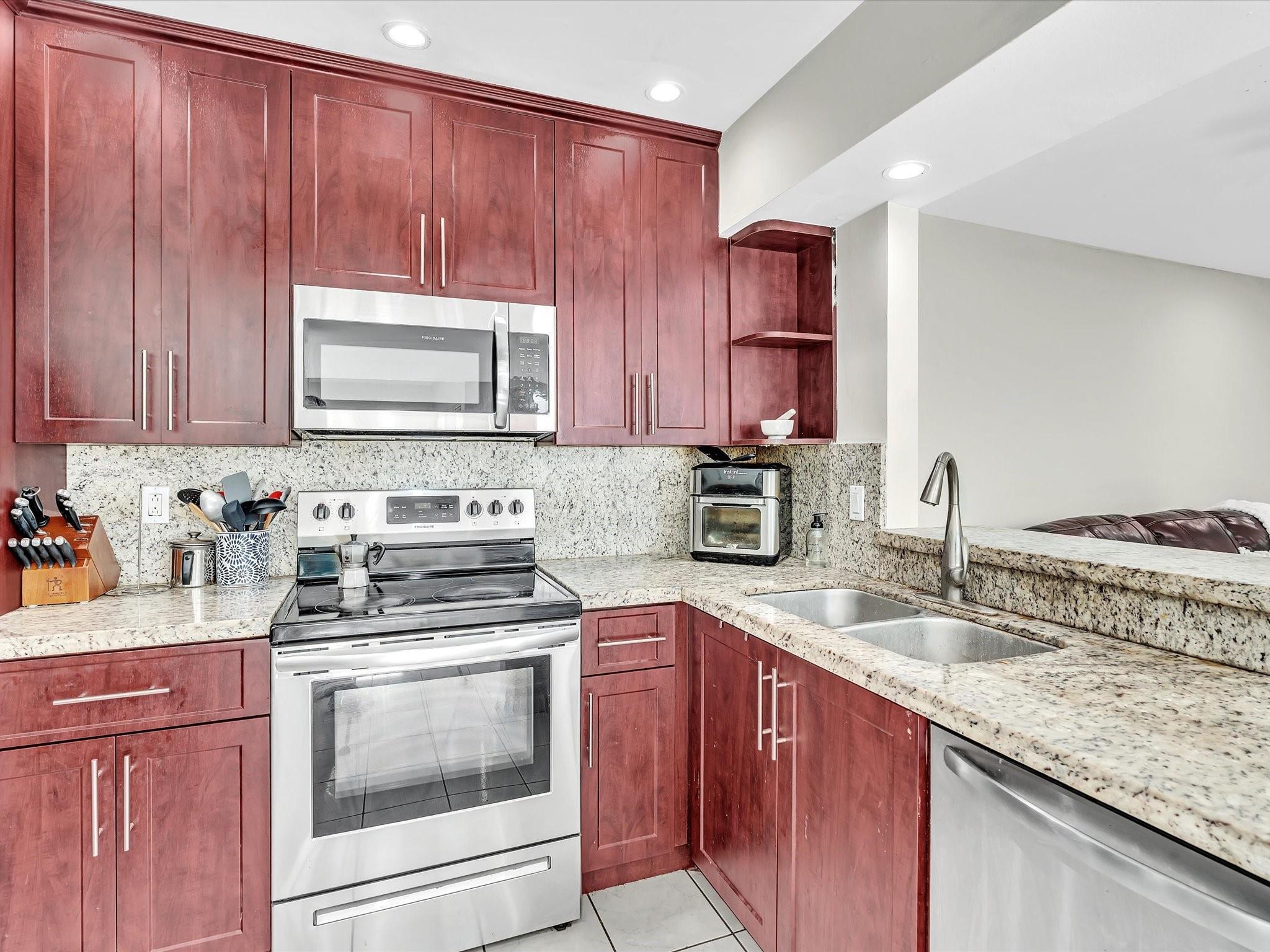 SHERIDAN OAKS VILLAS - Residential