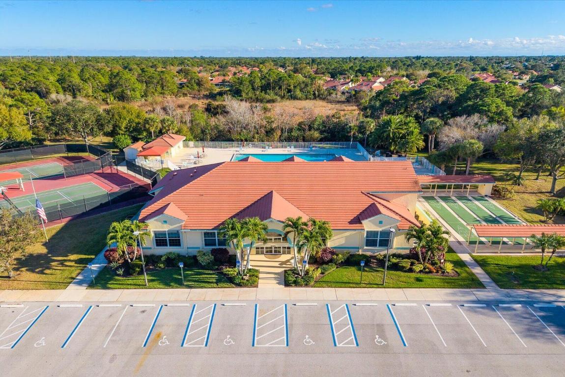 WHISPERING SOUND - Residential