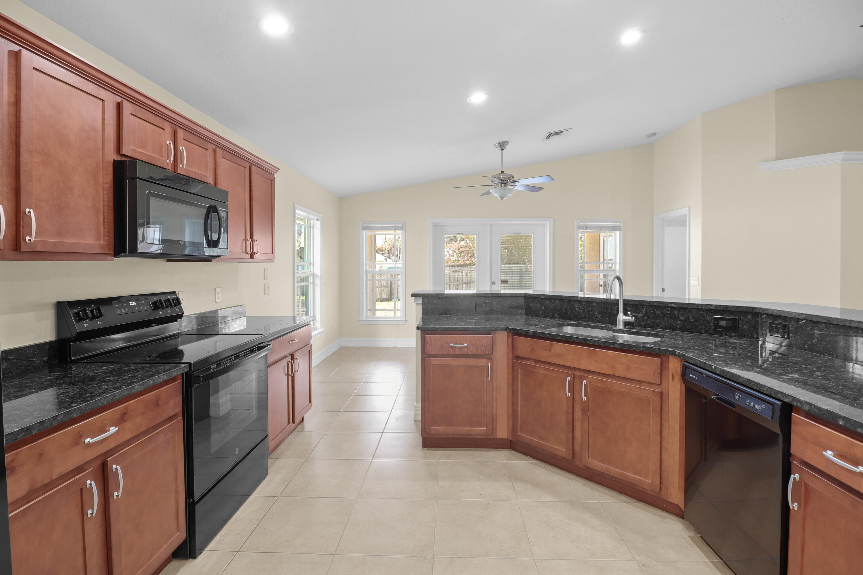 PORT SALERNO - Residential Lease