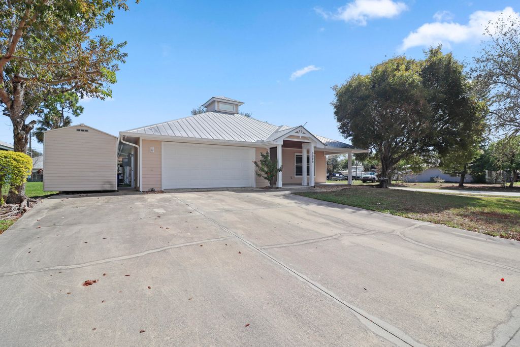 Photo of 5029 SE Jack Avenue, Stuart, FL 34997 (MLS # R11168841)