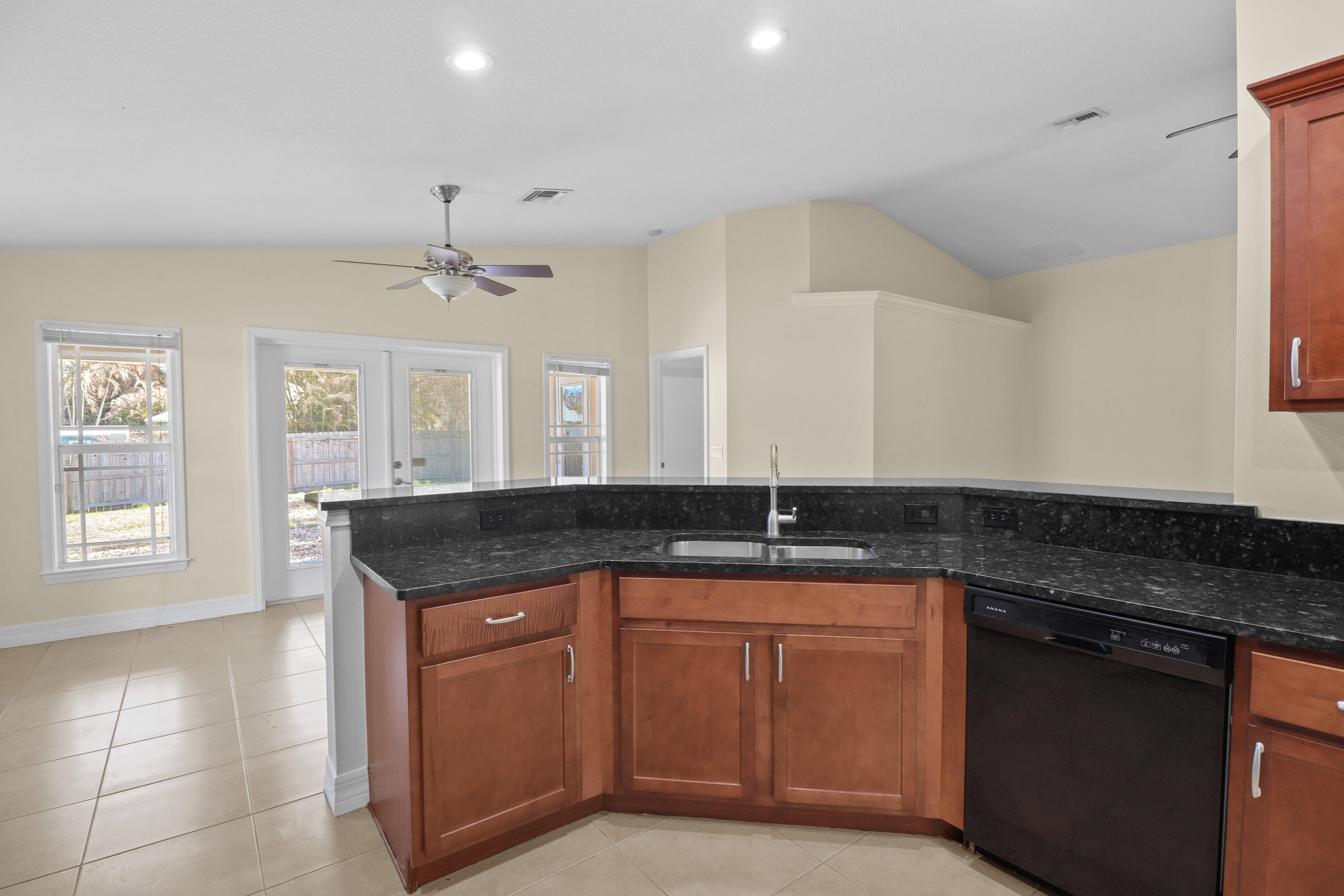 PORT SALERNO - Residential Lease