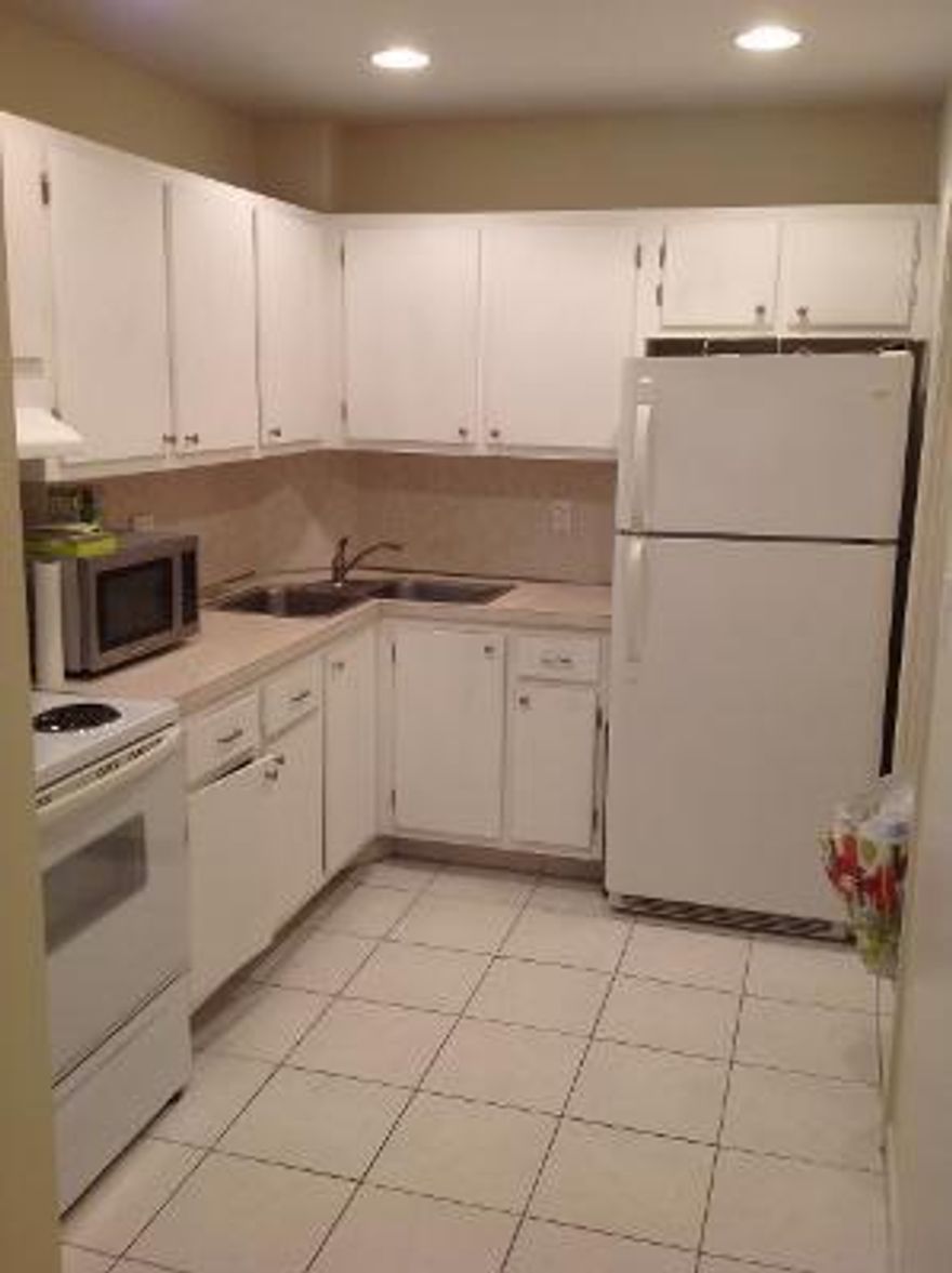 GREAT FOR INVERSTOR OR OWNER OCCUPY!!!  TOTAL MONTHLY FEES $577/MONTH. CONDO HAS A LAND LEASE. ...POPULAR MANOR GROVE 1 BED 1 BATH 750 SQ FT. PERFECT FOR INVESTORS OR OWNER OCCUPY. CAN RENT IMMEDIATELY. CURRENTLY RENTED $1400/MONTH. CENTAL WILTON MANORS LOCATION, WALKING DISTANCE TO EVERYTHING WILTON MANORS HAS TO OFFER. TRENDY SHOPS, RESTAURANTS, NITE LIFE, CLUBS/BARS. CLOSE TO FAMOUS FORT LAUDERDLE BEACH, I-95, DOWN TOWN AND AIRPORT. TILE FLOORS THROUGH OUT. WALK IN CLOSET.  TOTAL MONTHLY FEES (MAINTENANCE & LAND LEASE) $577.51