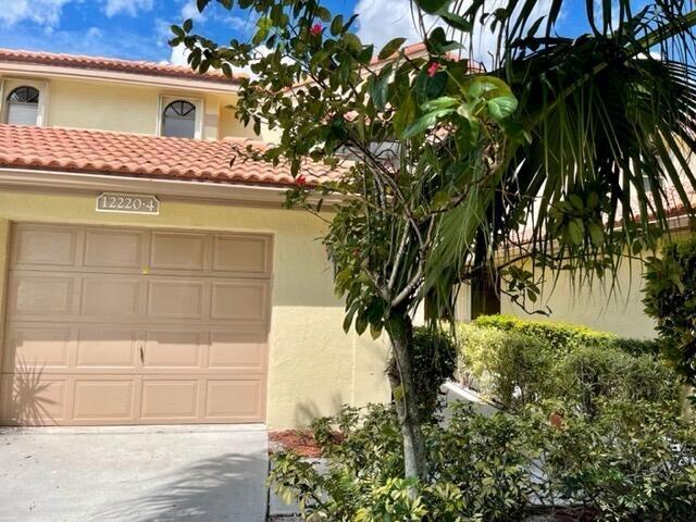 Spacious townhome with large living room, dining and eat in kitchen. Screened covered patio overlooking garden, huge primary suite with newly remodeled walk in shower, all tiled living area and wood laminate flooring in all bedrooms. Great central location in Wellington. Located across from community pool.
