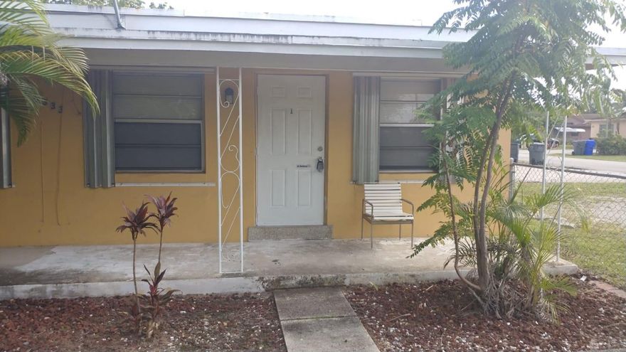 Large Hollywood Studio Apartment! Tile floors, walk-in closet, refrigerator & electric range. Close to Turnpike access, transportation, shopping & dining.