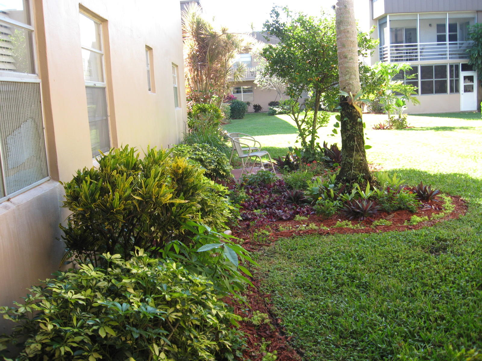 SUCH A NICE UNIT. SECOND FLOOR, IMMACULATE PRIVATE GARDEN VIEWS FROM FRONT AND BACK. NEW CEILING IN KITCHEN AND BATHROOMS KITCHEN IS BRIGHT WITH NEWER RANGE, TILE COUNTERS, AND BACK SPLASH NEW CARPETING IN LIVING ROOM AND BEDROOMS.BUS SERVICE IN FRONT OF BUILDING PRIVATE SIMS ROAD ENTRANCE GATE. VERY CLOSE TO SHOPPING, MEDICAL NEEDS AND FAMOUS ATLANTIC AVENUE.ENJOY DYNAMIC KINGS POINT CLUBHOUSE MEGA ACTIVITIES, ENTERTAINMENT,POOLS,2 CAFES,GOLF. TENNIS AND 24 HOUR MANNED GATE SECURITY.UNIT VERY WELL CARED FOR AND USED ONLY 3 MONTHS A YEAR SINCE BEING BUILT.BURGANDY B IS A VERY FINACIALLY SOUND BUILDING.