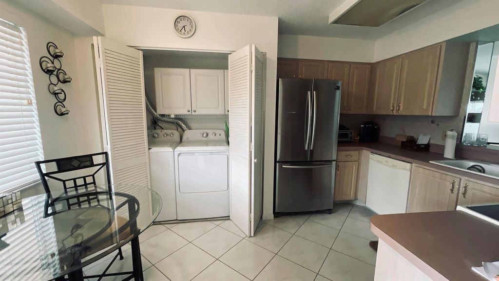 Photo of 6936 Huntington Lane #405, Delray Beach, FL 33446 (MLS # R11144367)