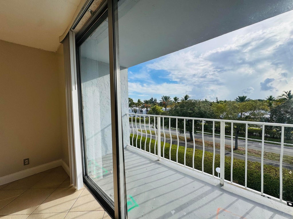 Photo of 500 EXECUTIVE CENTER Drive #4A, West Palm Beach, FL 33401 (MLS # B26078456)