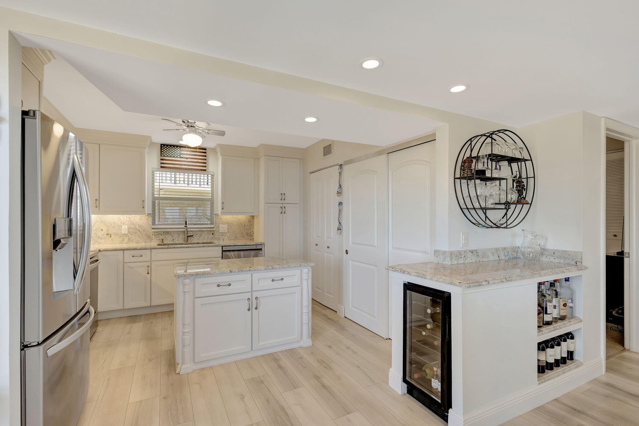 LAKE HARBOUR TOWERS CONDO - Residential