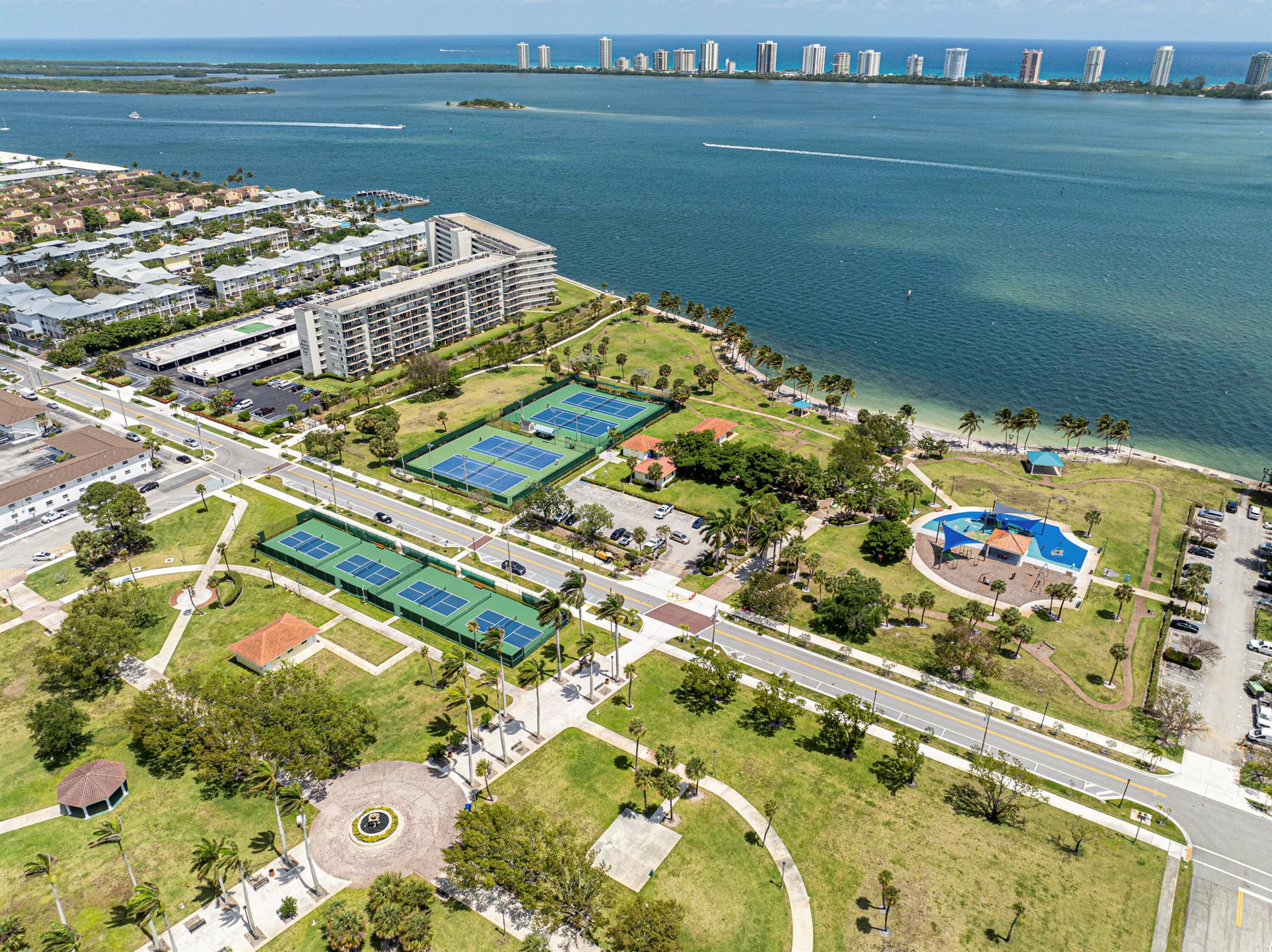 LAKE HARBOUR TOWERS CONDO - Residential