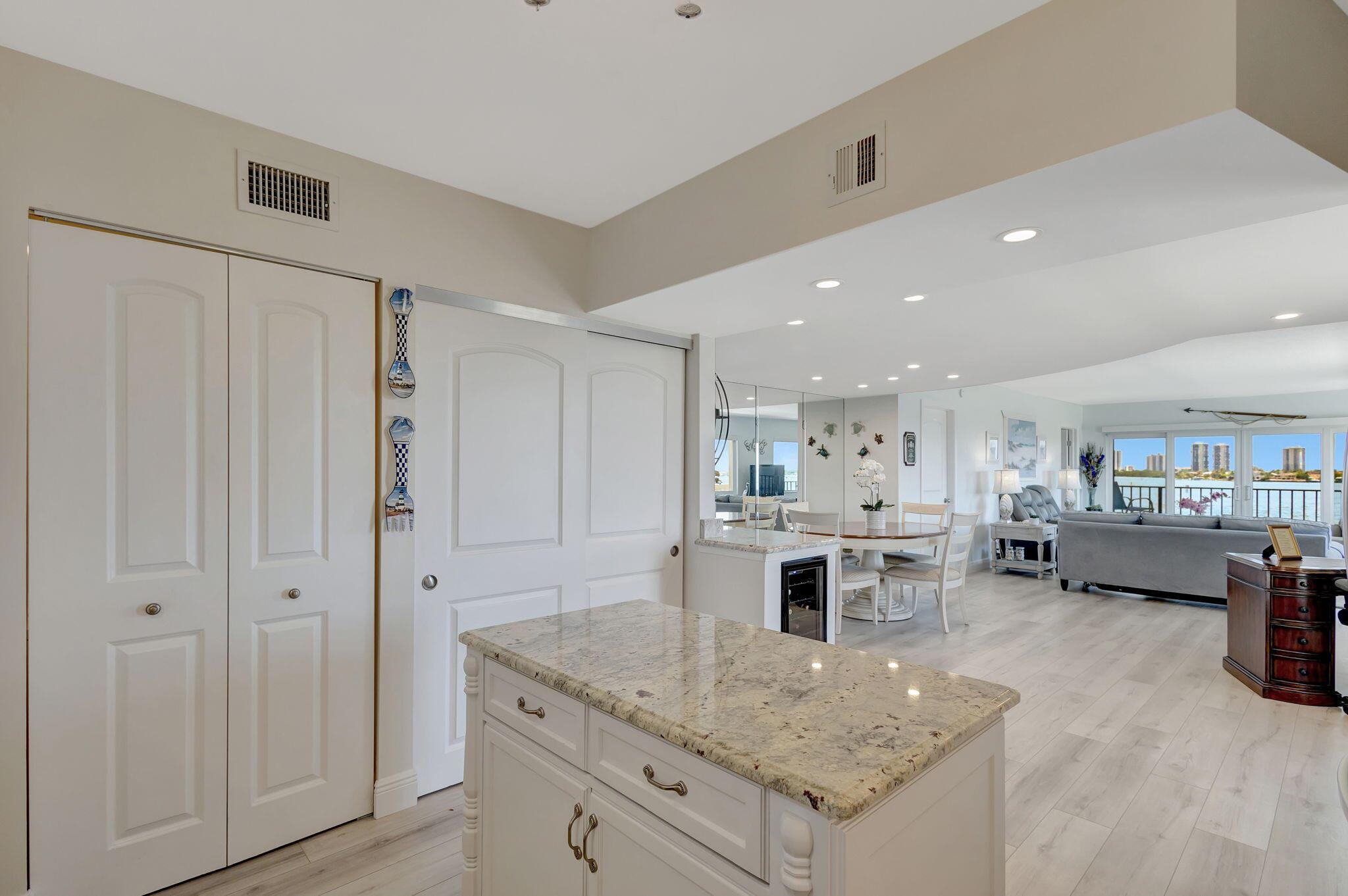 LAKE HARBOUR TOWERS CONDO - Residential