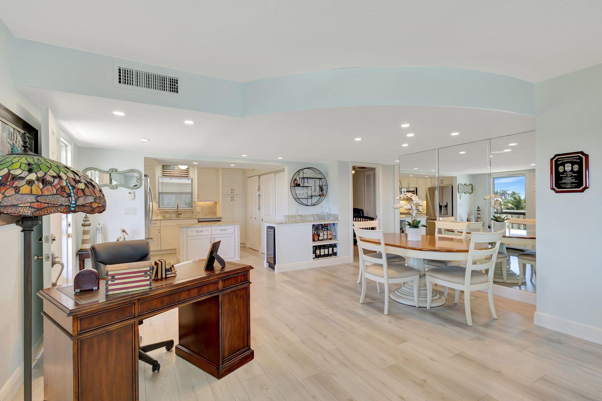 LAKE HARBOUR TOWERS CONDO - Residential