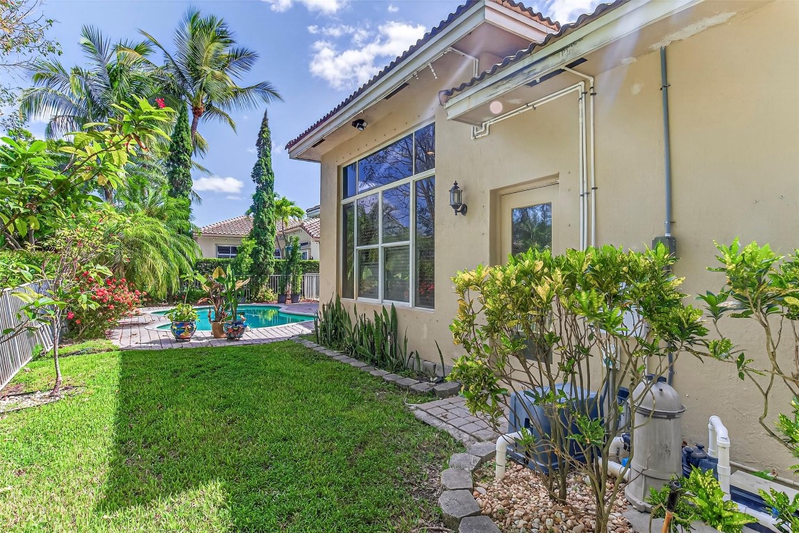 LAGUNA ISLES - Residential