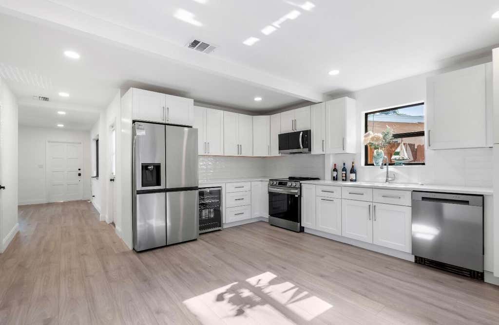Photo of 699 NE 40TH Street, Oakland Park, FL 33334 (MLS # B26064779)