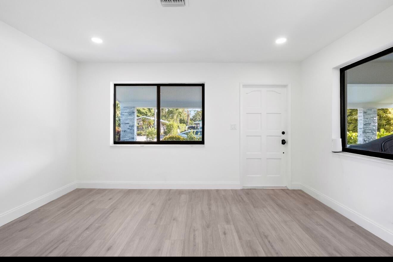 699 NE 40TH Street