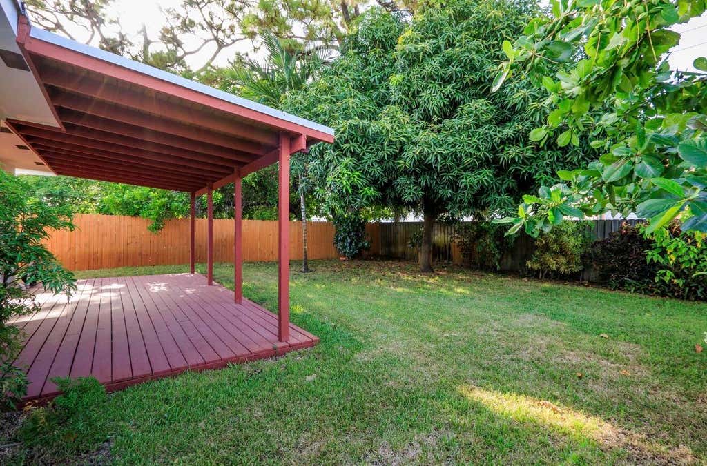 Photo of 699 NE 40TH Street, Oakland Park, FL 33334 (MLS # B26064779)