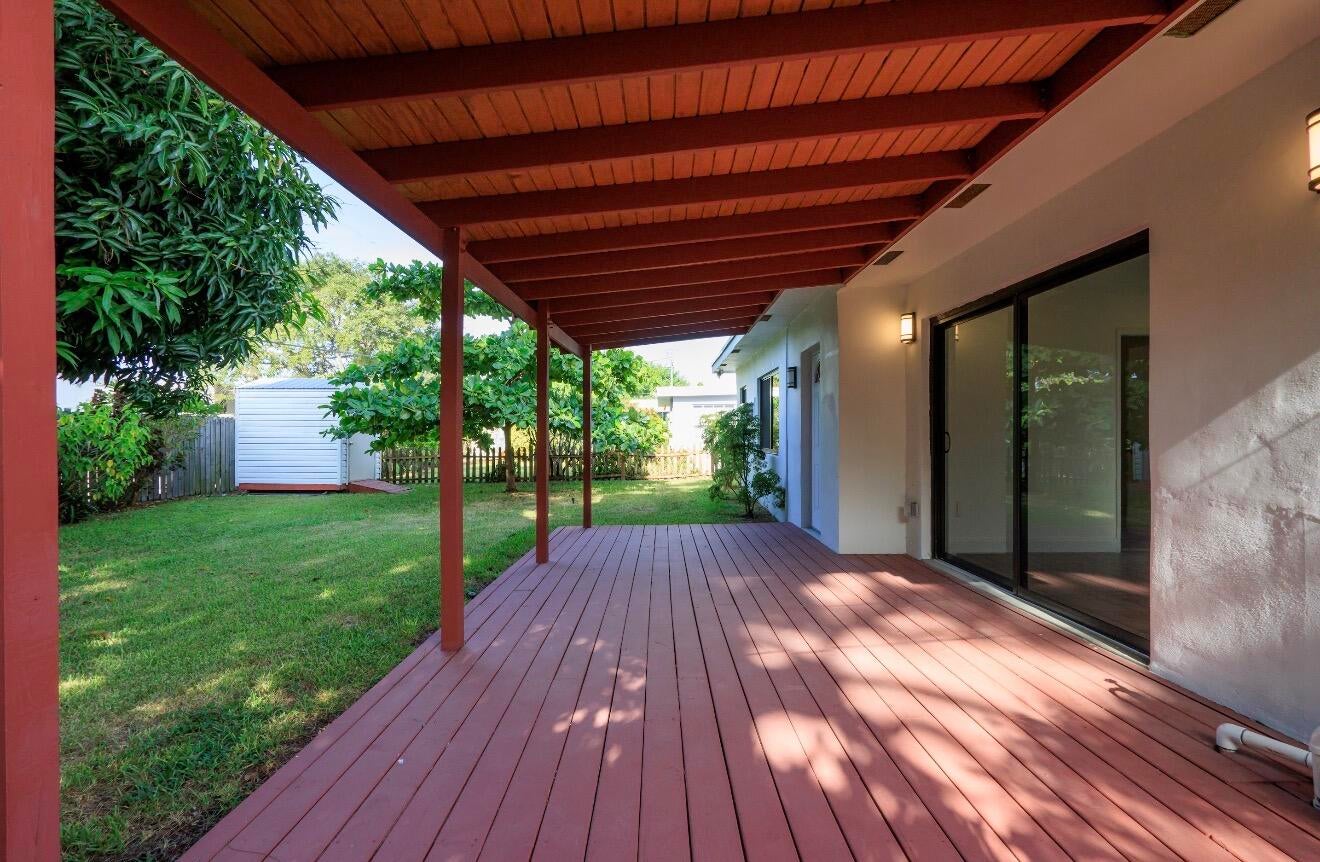 699 NE 40TH Street