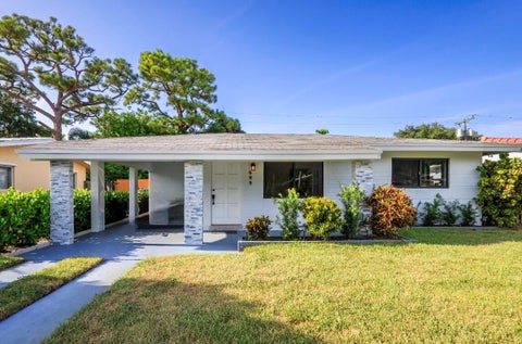Photo of 699 NE 40TH Street, Oakland Park, FL 33334 (MLS # B26064779)