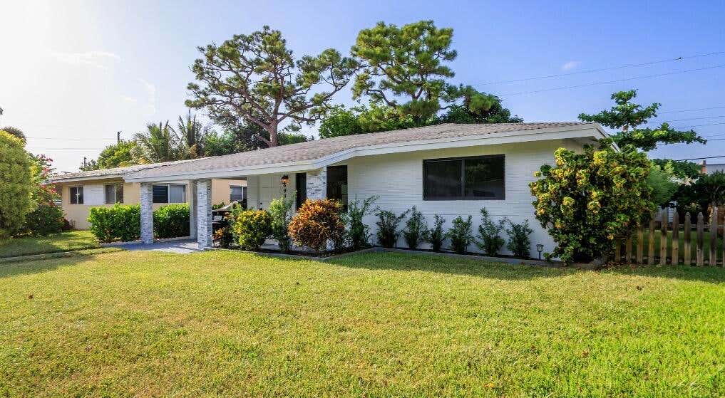 Photo of 699 NE 40TH Street, Oakland Park, FL 33334 (MLS # B26064779)