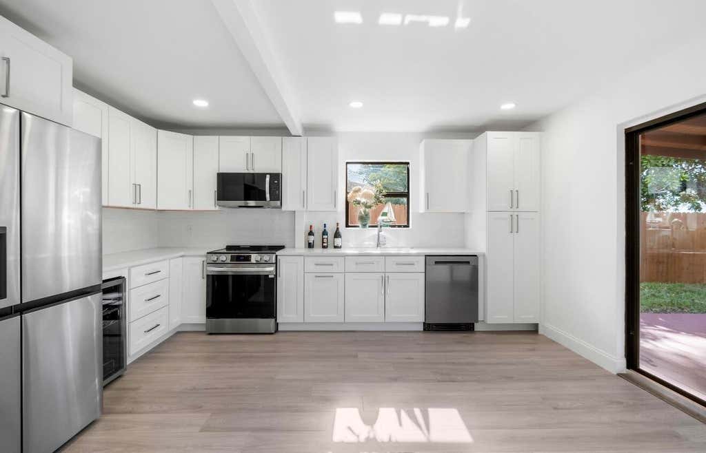 Photo of 699 NE 40TH Street, Oakland Park, FL 33334 (MLS # B26064779)