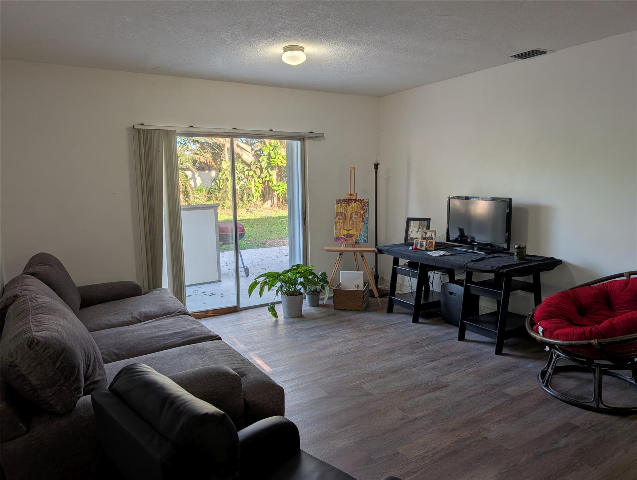 Beautifully renovated home conveniently located near major attractions, airports, and ports in Broward and Dade Counties.
Easy access to Miami and Fort Lauderdale Airports.
Close proximity to Miami and Port Everglades, ideal for cruising and shipping.
Excellent commuting options for employment in Broward or Miami.
Near major casinos in Broward County, including the Hard Rock Cafe and the Big Easy Casino.
Short drive to stunning beaches in both counties.
Spacious yard with ample space for boat storage or pool.