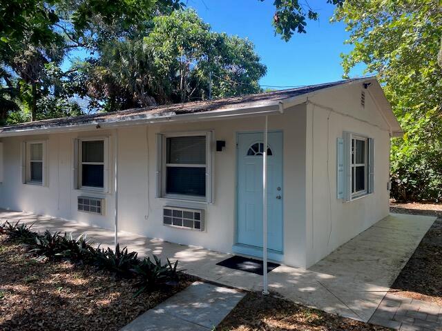 P.G.A. BLVD. - NORTH PALM BEACH PEACEFUL & PRIVATE FULLY FURNISHED 1-BEDROOM/1-BATHROOM APARTMENT ANNUAL OR SHORT-TERM (SUBJECT TO SEASONAL ADJUSTMENT). IDEALLY LOCATED AT P.G.A. BLVD. & U.S.-1. LESS THAN A MILE TO FP&L HQ,, PALM BEACH STATE COLLEGE, N.P.B. GOLF COUNTRY CLUB,THE NEW RITZ-CARLTON RESIDENCES, THE GARDENS MALL, THE NEW TIGER WOODS GOLF LEAGUE STADIUM. THE LOCATION OFFERS CONVENIENT ACCESS TO THE BEAUTIFUL BEACHES OF JUNO, JUPITER & SINGER ISLAND. SURROUNDED BY TOP RESTAURANTS, MARINAS, GOLF, RESORTS, ENTERTAINMENT & SHOPPING. CALL TODAY AND ASK ABOUT ANNUAL OR SHORT-TERM AVAILABILITY.