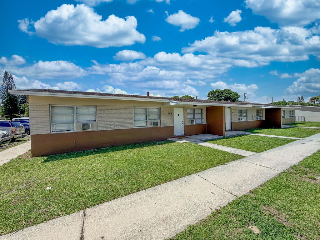 Photo of 703 N 25th Street, Fort Pierce, FL 34947 (MLS # B26008441)