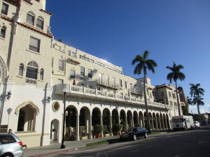 PALM BEACH HOTEL COND DECL 2-12-81 - Residential Lease