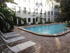 PALM BEACH HOTEL COND DECL 2-12-81 - Residential Lease
